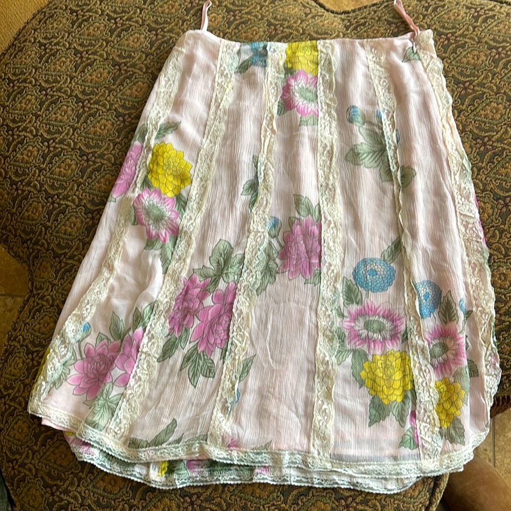 Size 8 Floral 90s Skirt - low rise 100% silk lining with lace detailing